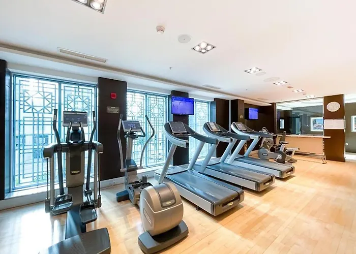 Luxurious Studio With Stunning Burj Khalifa, Pool & Lake Views Steps From Dubai Mall