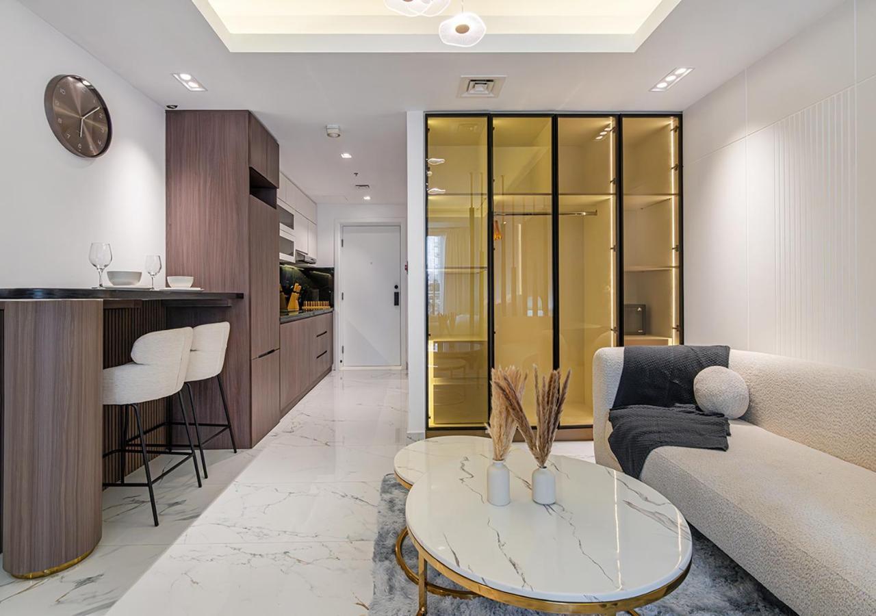 Luxurious With Stunning Burj Khalifa, Pool & Views Steps From Mall Apartamento