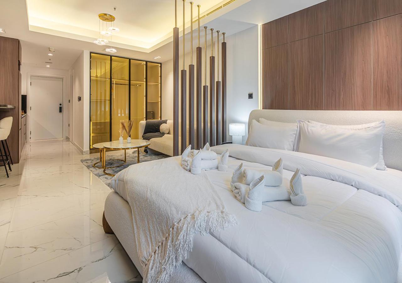 Luxurious With Stunning Burj Khalifa, Pool & Views Steps From Mall Apartamento Dubai