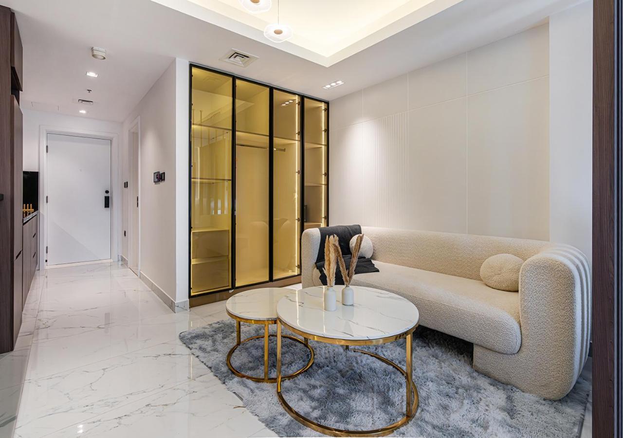 Luxurious With Stunning Burj Khalifa, Pool & Views Steps From Mall Apartamento