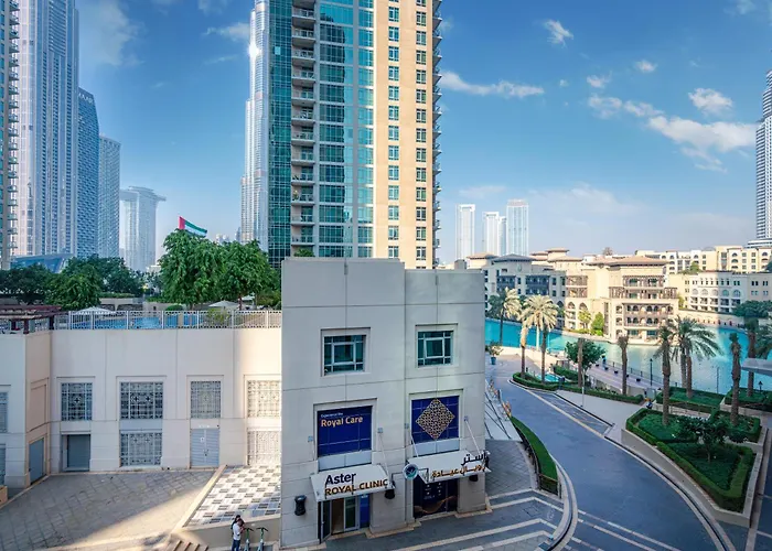 Luxurious Studio With Stunning Burj Khalifa, Pool & Lake Views Steps From Dubai Mall